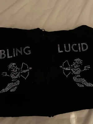 Svart bling lucid hoddie - Tjena, säljer denna fina bling lucid tröja med  silver stenar 