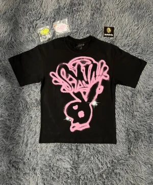 Syna Playboy T-shirt  - Fet Syna world T-shirt, köpt runt sommaren men säljer den nu för att den inte används. Nyskick i storlek Large, har du mer frågar så är det bara att fråga på. BÄTTRE PRIS VID SNABBAFFÄR 