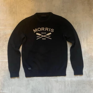 Svart stickad Morris tröja  - Jag Säljer en fet tröja från Morris| skicket på tröjan är bra 8/10  | storlek s| ny pris 2000: mitt pris är 399 | skriv vid frågor och funderingar  