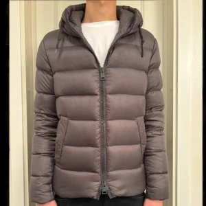 Herno jacka - Säljer denna snygga Herno jackan som passar perfekt nu i vinter! Jackan har tecken på användning men fortfarande i god skick. Nypris ligger kring 5000-7000kr.