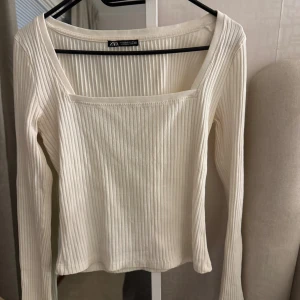 Ribbad vit långärmad tröja från Zara - Jätte fint skick!!