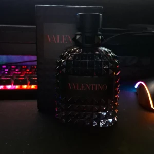 Valentino Born in Roma parfym - Valentino Born in Roma Coral Fantasy är en parfym med snygg design och attityd. Perfekt för dig som vill sticka ut och visa din stil. Flaskan har en cool, modern look som passar in i alla miljöer. Ett statement för dig som gillar mode och trendiga detaljer. Den är 100 ml men har använts lite och skulle tippa nu att den är 75ml.