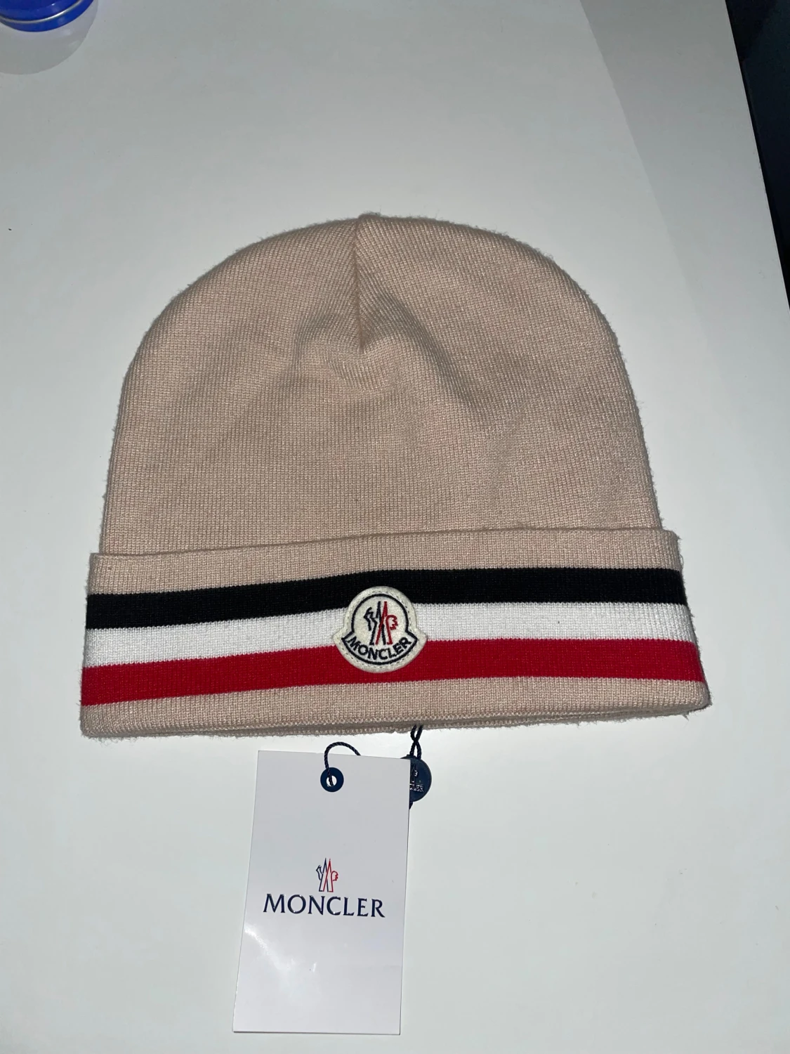 Beige Moncler mössa med ränder