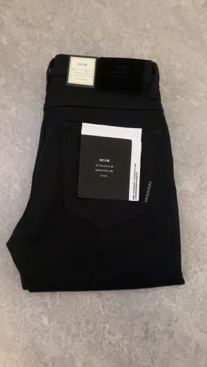 Svarta slim fit jeans från Neuw - Svarta stretchjeans från Neuw med slim passform. Helt nya. Nypris 1400, mitt pris 499