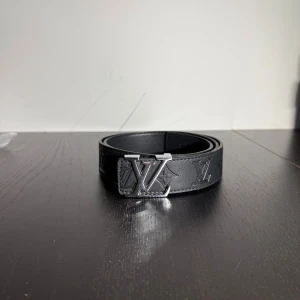 Bälte  - Helt nytt svart bälte med silvrig logga