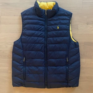 Ralph Lauren Väst - Tvåsidig väst från Ralph Lauren | Fint skick | Size: S | Passar mig som är 182/65 kilo | Nypris: 3000+ | Vårt pris: 749 | Skicka gärna prisförslag/frågor så svarar vi på dem👌
