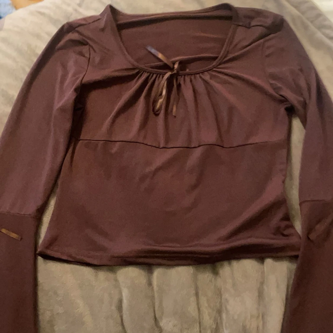 Brun långärmad topp med knyt
