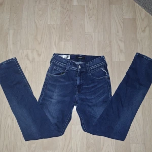 Mörkblå Replay Wally - Säljer dessa då min lillebror inte längre använder de🙌🏼 Storleken är 10A. Hör gärna av er vid frågor🙏🏽