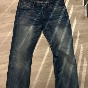 Levis 501 jeans - Säljer mina Levis 501 som är använda mycket sparsamt. Stl 33/32. Kan gå ner i pris vid snabb affär
