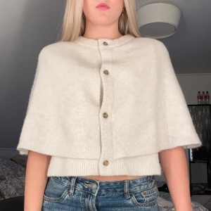 Stickad poncho - En stickad från Kappahl i storlek 170 motsvarar xs/s! Endast testad så i nyskick, slutsåld på hemsidan 🥰🎉