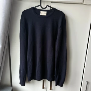 Mörkblå stickad tröja Bruun & Stengade - Mörkblå stickad tröja från Bruun & Stengade med rund hals och ribbade muddar vid ärmslut och nederkant. Kashmir-15% och merinoull-75%, nyskick använd max 5 gånger inga deffekter,nypris-1400 mitt pris-400