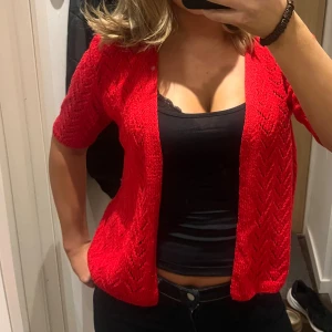 Söt kofta  - Super söt röd kofta, perfekt till julen eller liknande💕