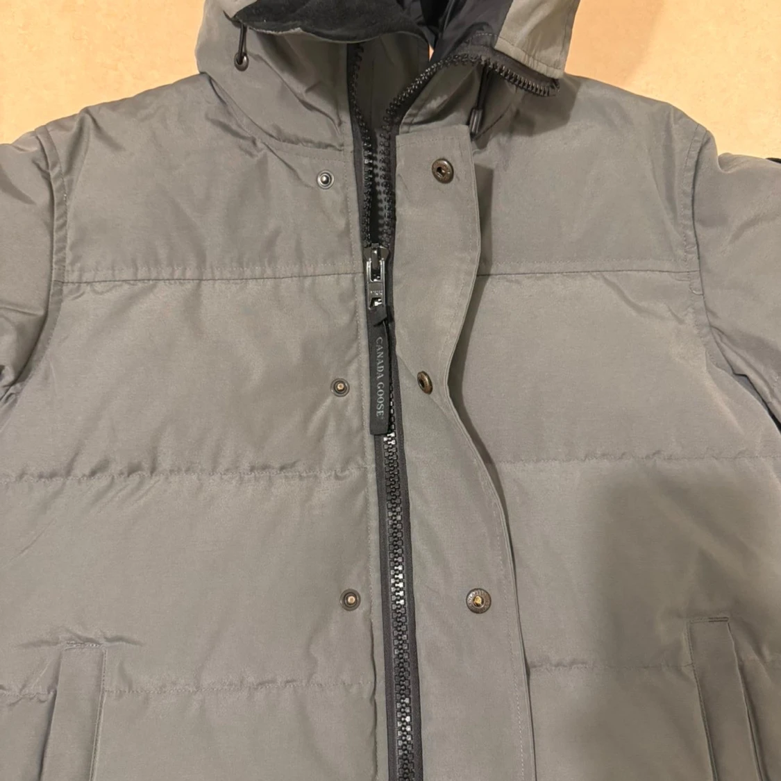 Grå pufferjacka från Canada Goose - 2