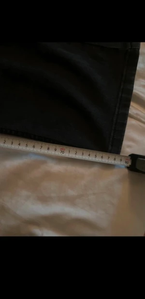 Svarta bootcut jeans från Levi's - Ett par lågmidjade mörkgråa Lee jeans i storlek 25x31. Jag är 168cm och bär vanligtvis XS/34 i underdelar.   Innerbenslängd: 78,5 cm Midjemått: 36 cm  Jeansen har en liten fläck som syns på andra bilden! 