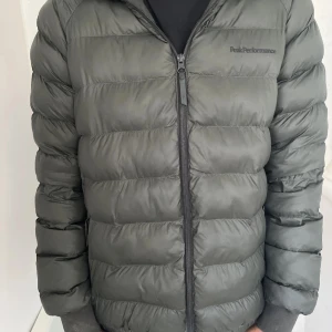Grön peak performance jacka  - En skön och och varm vinter jacka! Storlek 170cm som S/XS‼️ Ser ut som ny har inte defekter! Ny pris: 2100kr❗️ Skriv om du har några frågor!😊