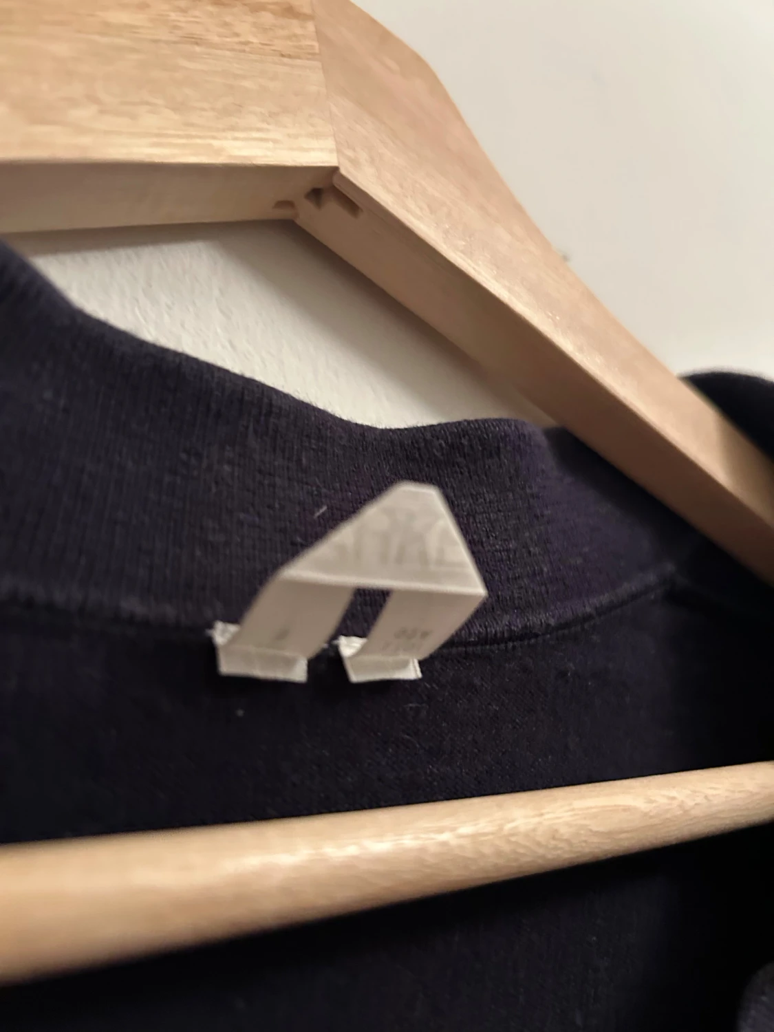 Svart pikétröja från Arket - 4