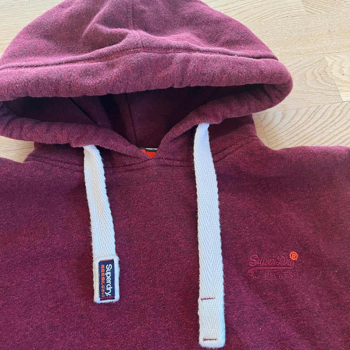 Vinröd hoodie från Superdry - 1