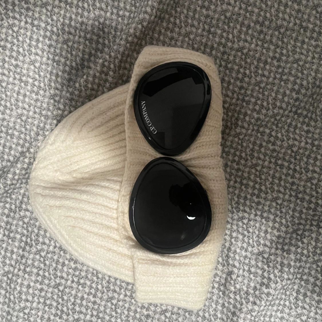 Vit ribbad mössa från C.P. Company