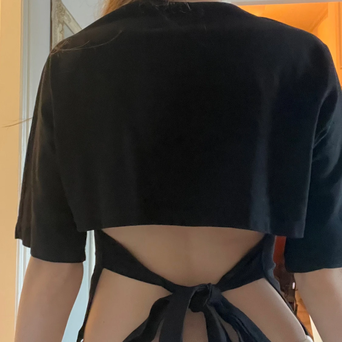 Svart tröja från Nelly med knyttning i ryggen. Storlek S - 1