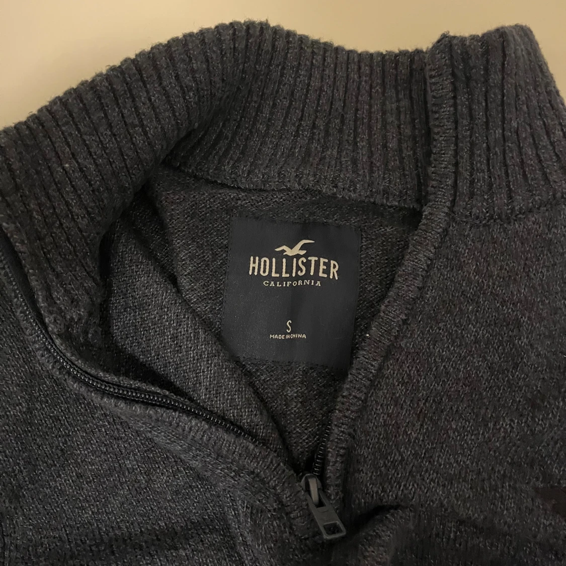 Mörkgrå stickad tröja Hollister - 1