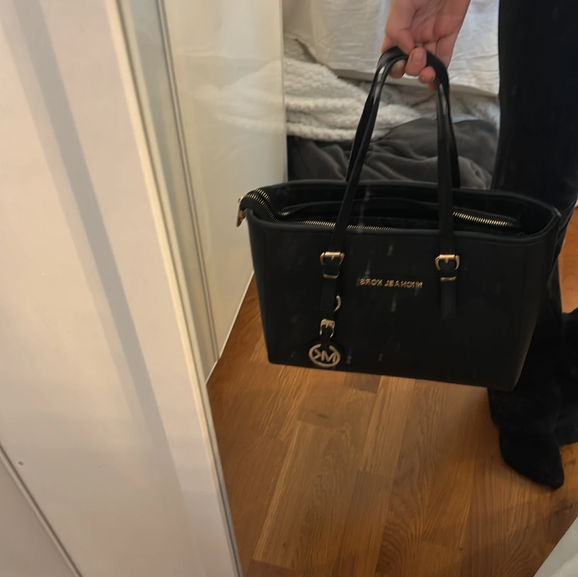 Svart handväska från Michael Kors (köpt i Cypern) - 4