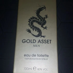 Gold Asset Men Eau de Toilette - Gold Asset Men är en eau de toilette med vegan formula, designad i Nederländerna. Volymen är 100 ml och alkoholhalten 80%. Perfekt för dig som vill ha en stilren och modern doft i din samling. Liknande doft som 1million.
