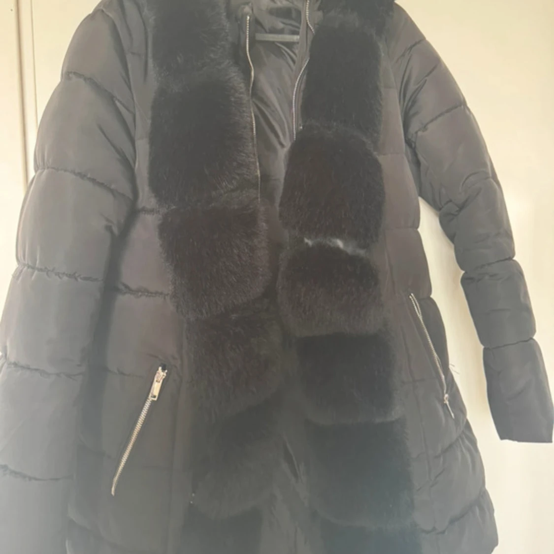 Svart pufferjacka med pälsdetaljer - 2