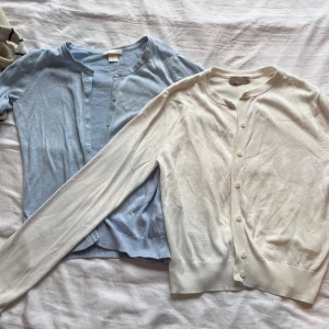 Två koftor i ljusblått och vitt - Säljer mina två koftor i samma annons för ett pris. I bra skick och perfekt för en vardaglig outfit❤️