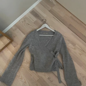 Stickad Omlott tröja💞 - En jätte fin grå omlott tröja från Gina❣️ 