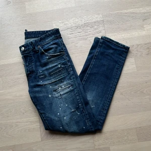 Dsquared2 jeans  - Säljer dessa snygga Dsquared2 jeans. De är tyvärr för små för mig. Jeansen är i okej skick med några mindre skador, men fortfarande väldigt snygga och användbara.