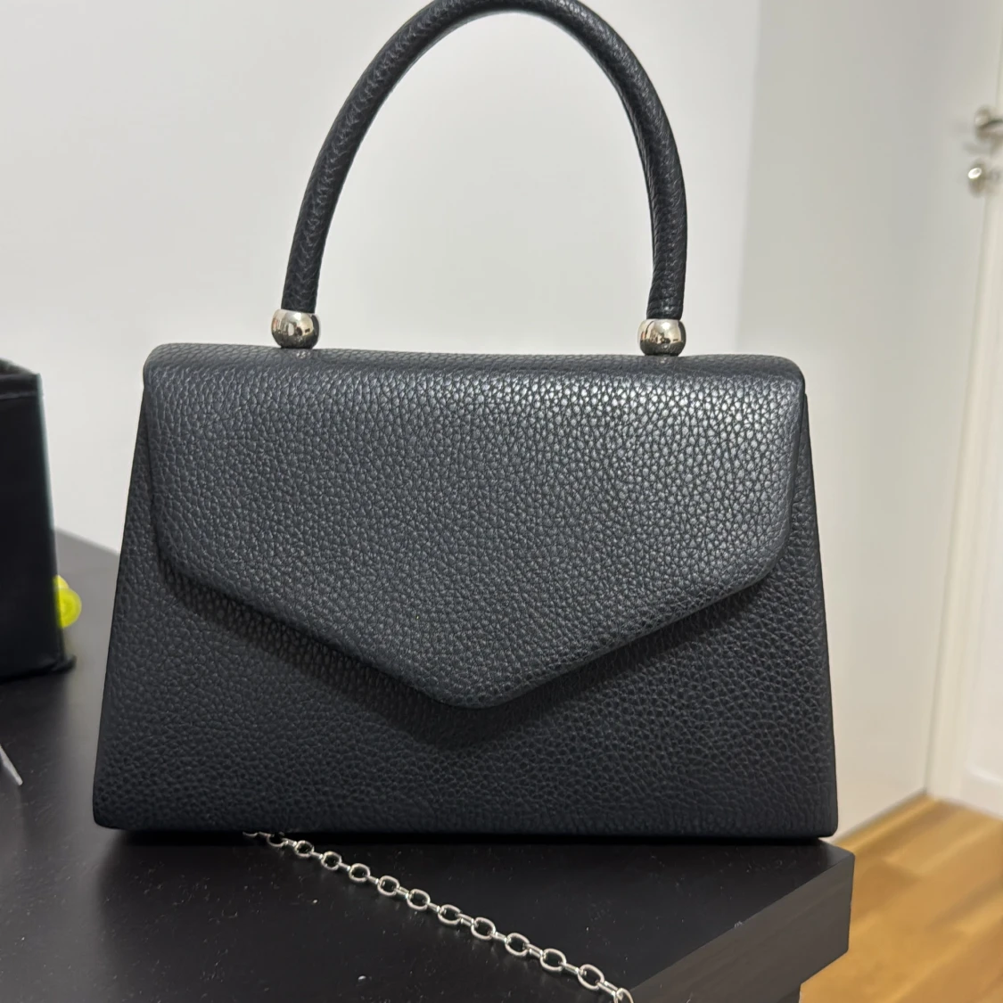 Svart handväska med kedja