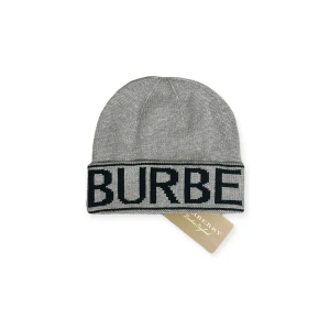 Burberry Mössa - Helt ny mössa aldrig använd. Storlek One Size.. Kan frakta eller mötas i Haninge. Skriv gärna vid fler frågor, postar alltid inom 24h. (Alla bilder är tagna av mig)