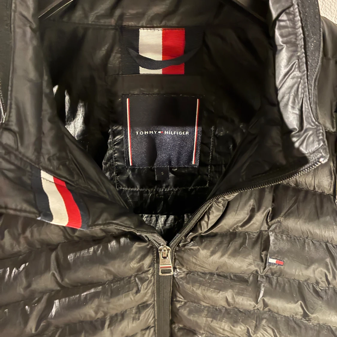 Tommy Hilfiger – Svart dunväst (stl S, stor i modellen) - 2