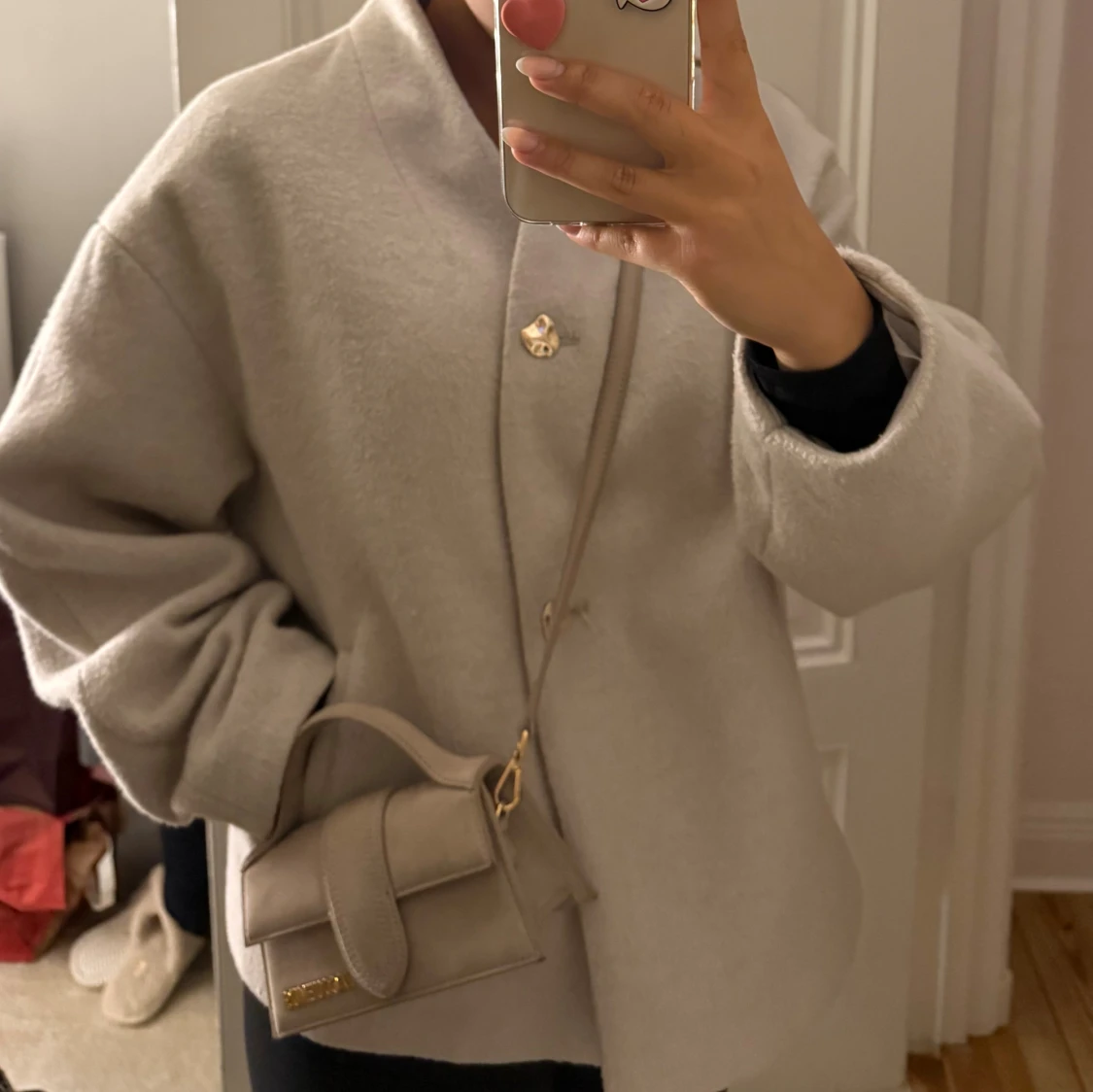 Beige kappa med guldfärgade knappar