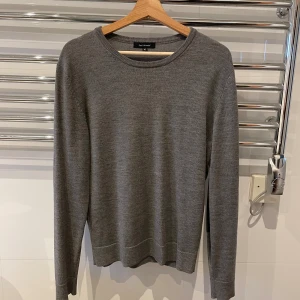 Paul & friends - Säljer denna gråa stickade tröja från Paul & friends. 100% merinoull. Tröjan är i storlek M!