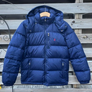 Ralph Lauren Dunjacka  - Riktigt snygg och populär marinblå dunjacka från Ralph Lauren. Storlek Barn XL, passar cirka 165-175. Mycket fint skick, knappt kommit till användning. Nypris 3499. Hör av er vid funderingar🙌