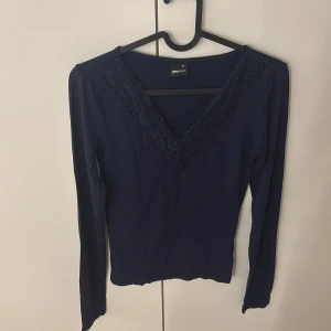 Marinblå tjat tröja  - Marinblå tjat tröja från Gina Tricot med en v-utrigning. Använd en gång, skriv om ni har funderingar. 