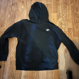 Svart Nike hoodie med huva - Säljer min Nike hoodie som bara legat i min garderob o plockat damm. Använd men fortfarande i bra skick. Pris kan diskuteras vid snabb affär.
