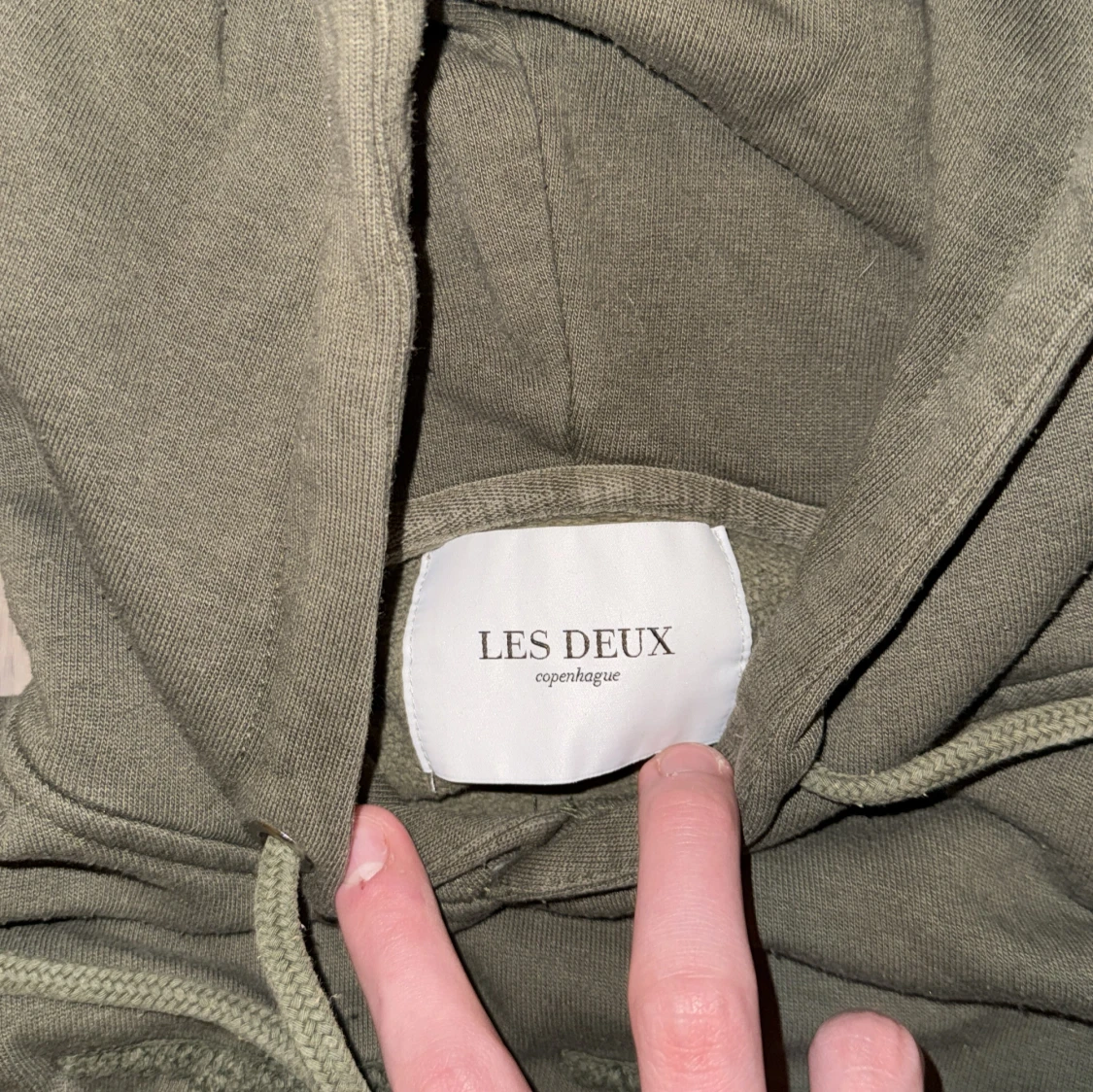 Olivgrön hoodie från Les Deux - 2