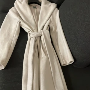 Beige omlott kappa med bälte - Mysig kappa från Zara 