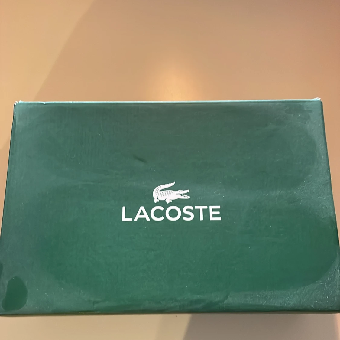 Vita Lacoste sneakers med röd och blå detalj - 4