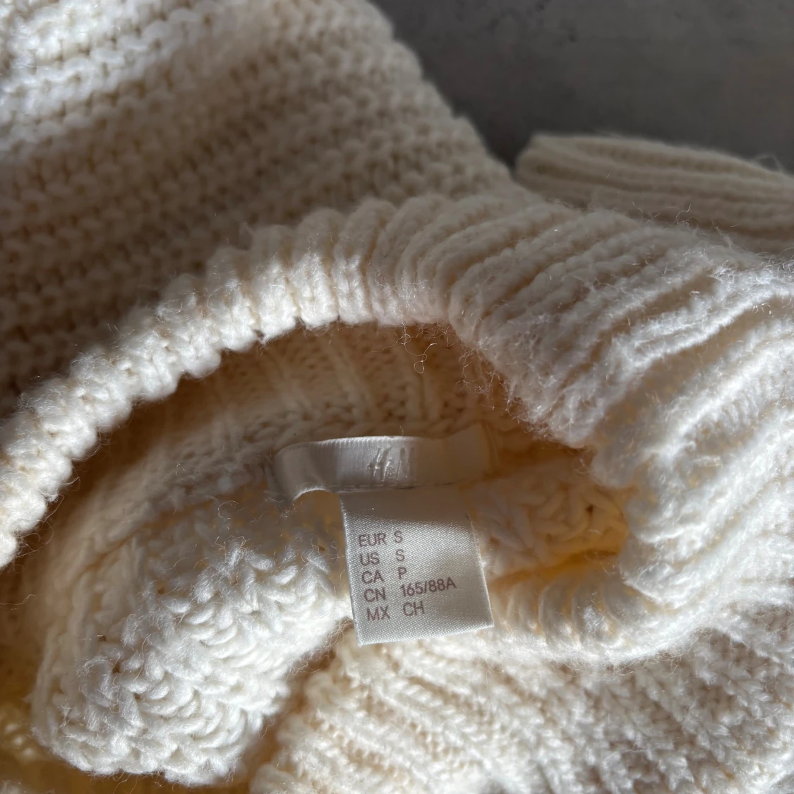 Krämvit stickad tröja från H&M - 2