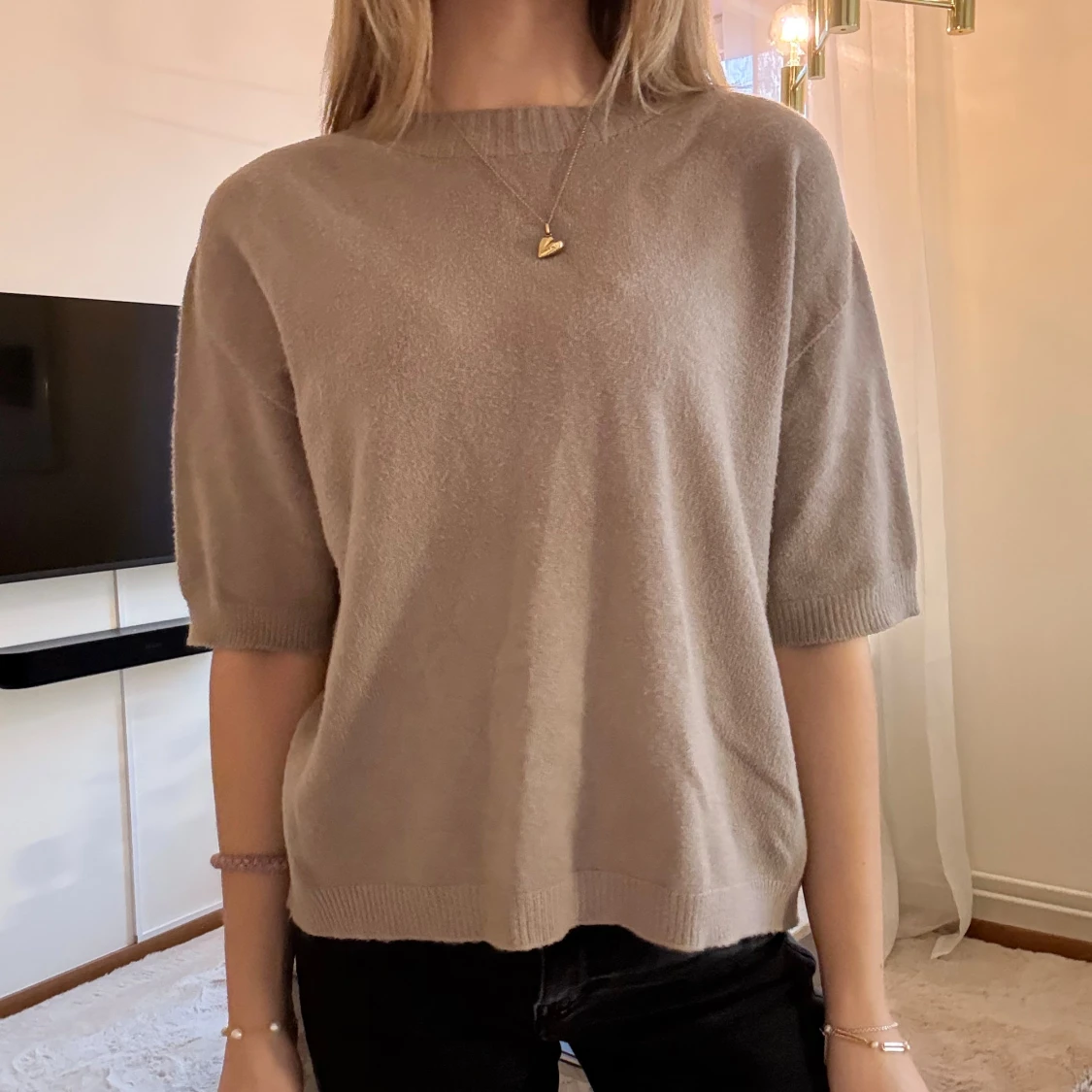 Beige stickad tröja med kort ärm - 1