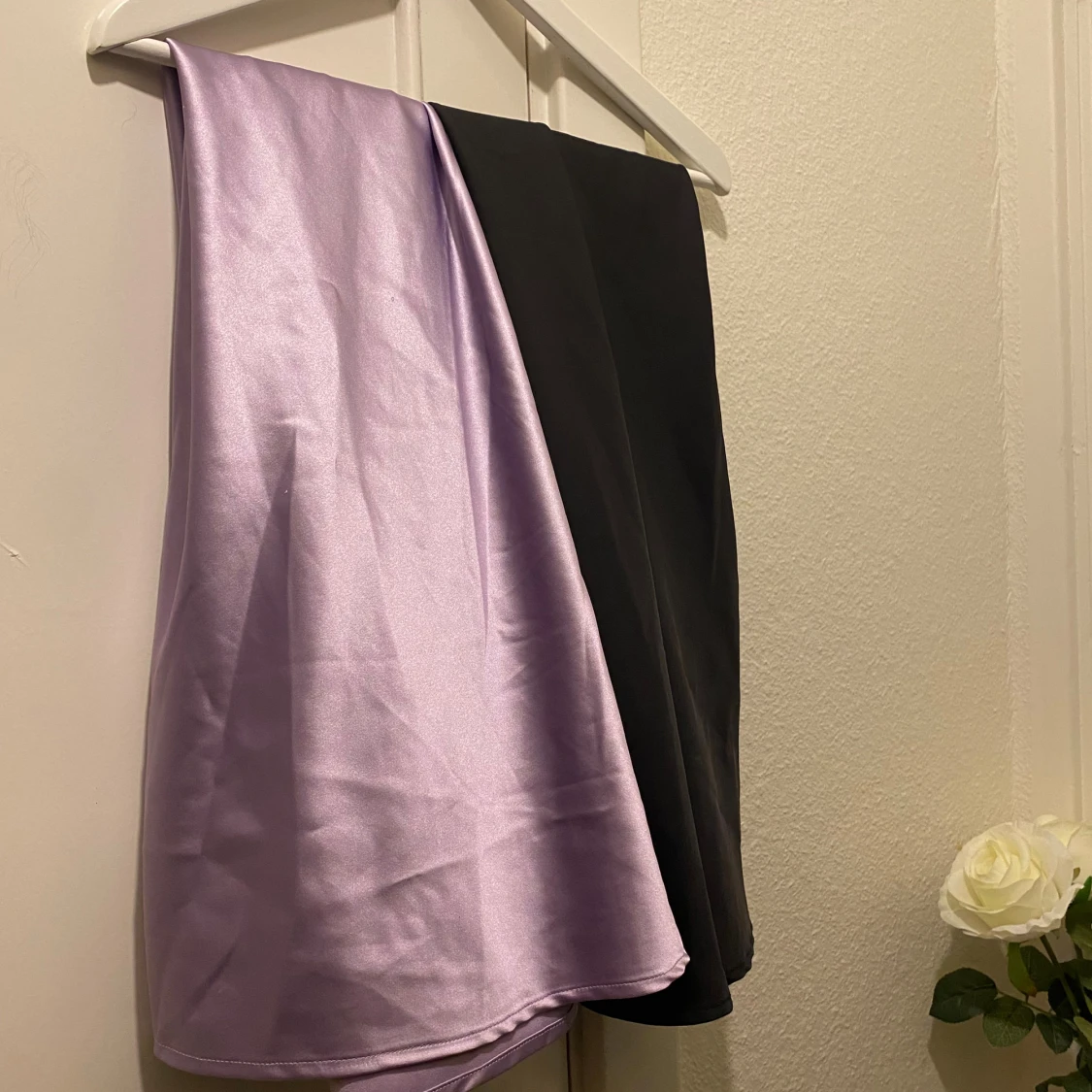 Ljuslila/svart satin-kjol