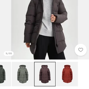 W Warm från Everest i färgen plum. Ny  - Säljer en brun pufferjacka från Everest med huva och dragkedja framtill. Jackan har stora fickor med lock, två bröstfickor med dragkedja och en snygg badge på ärmen. Perfekt för kalla dagar och har en skön, oversized passform.