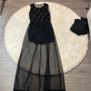 Klänning - Oanvänd skjorts/klänning. Det är en onepiece skjorts med lång tyllkjol. Riktigt snygg på. Nitar framtill. 