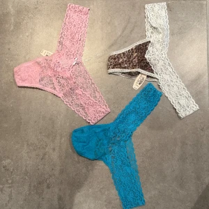 Victoria Secret trosor  - Victoria secret trosor i stringmodell. One size. Sjävklart aldrig använda. Prislappar på. Kostade  16$ styck.
