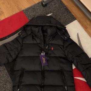 Svart pufferjacka från Polo Ralph Lauren - Mycket fin polo ralph lauren jacka, helt ny, Har du några frågor är det bara att fråga☺️