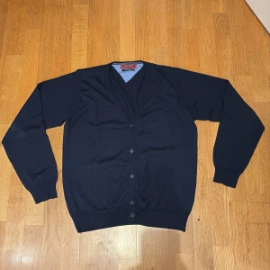 Merino kofta med knappar - Riktigt snygg och skön kofta. Material av merino som är ett väldigt fint och dyrt material.