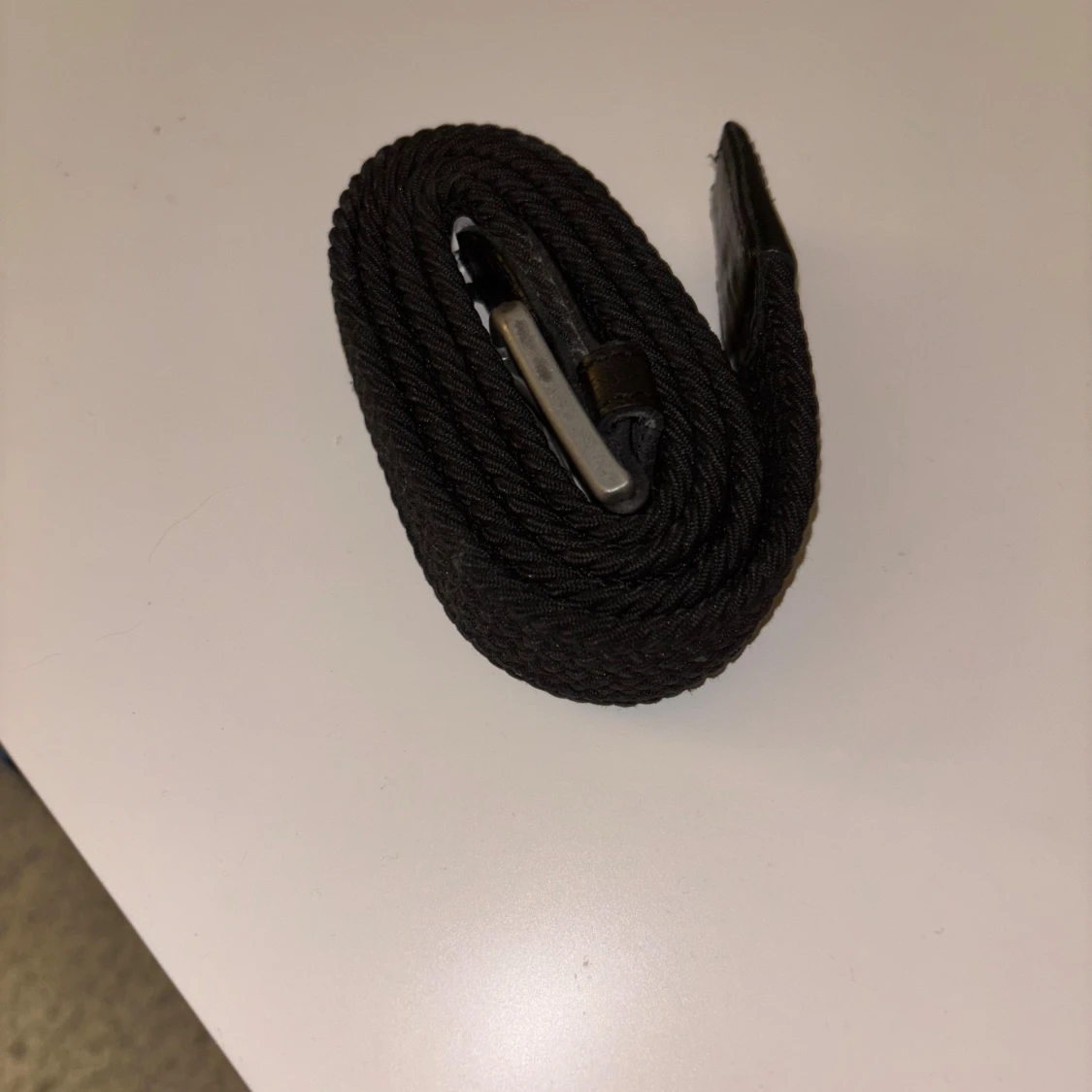 Svart flätat bälte med silverfärgat spänne - 2